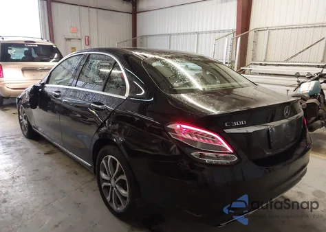 2016 Mercedes-Benz C 300 4Matic z USA, uszkodzony, nr VIN 55SWF4KB6GU171070
